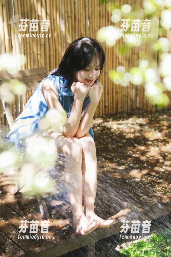 最新白莉爱吃巧克力写真作品来袭，白丝之美尽显无遗，千万不要错过！.txt