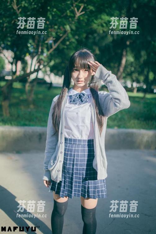 走进神乐坂真冬的世界，蓝白死库水重置系列私拍记录青春与美丽，值得收藏的高清图片！.txt