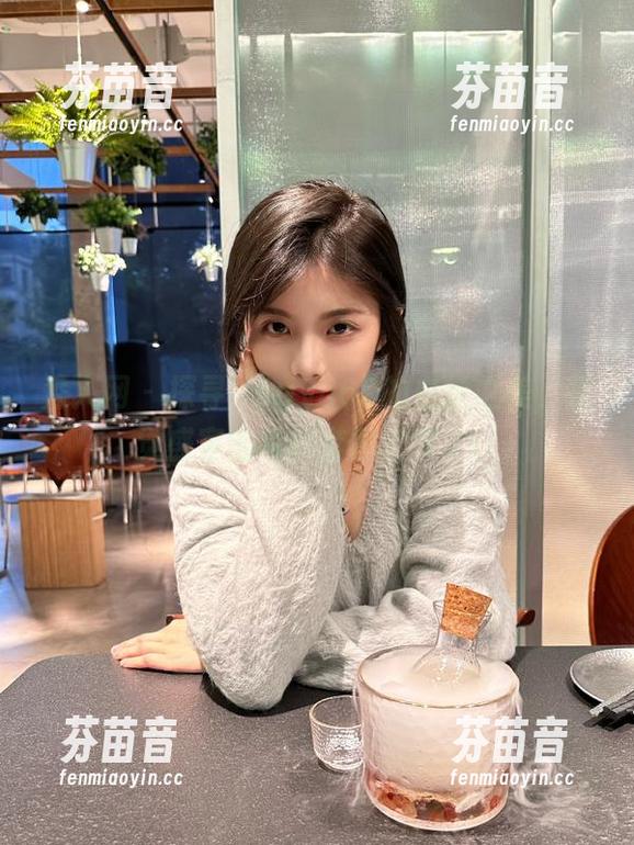 秀人网 - 探寻lingyu69的白丝之美，视觉盛宴的写真套图分享.txt