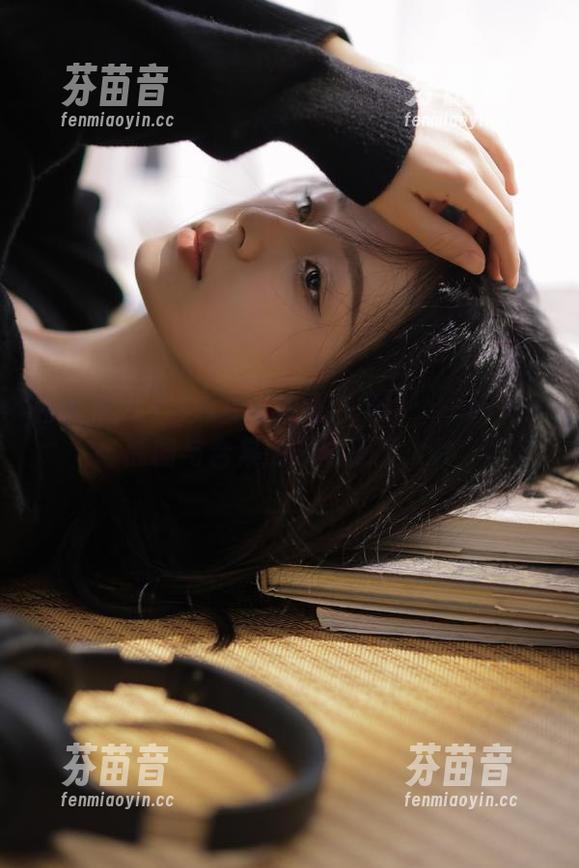 秀人网 - 七七kiko与黑白摄影：一场关于原图与合集的视觉盛宴.txt