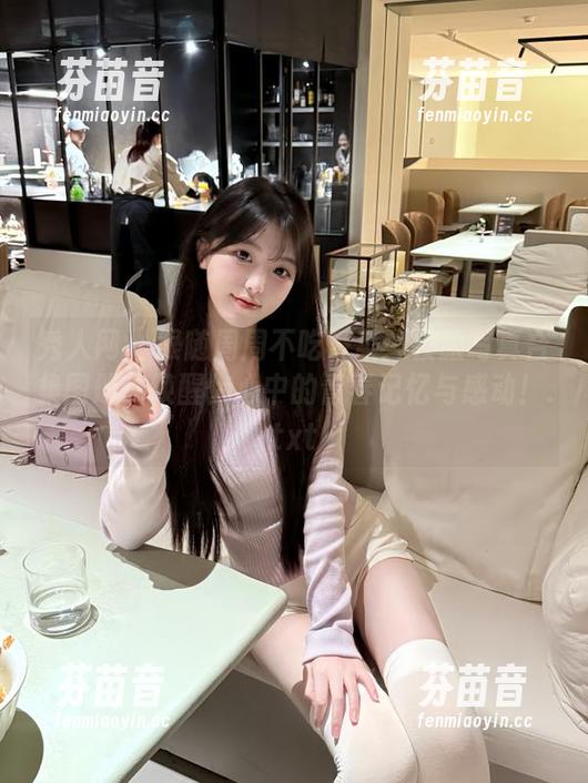 秀人网 - 跟随周周不吃香菜：校服写真合集图册，唤醒你心中的青春记忆与感动！.txt