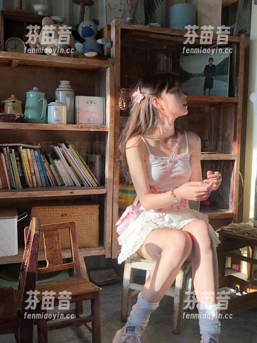 秀人网 - 精选图库：探索“奶瓶土肥圆矮挫丑黑穷”女孩写真，展现生活中的小确幸.txt