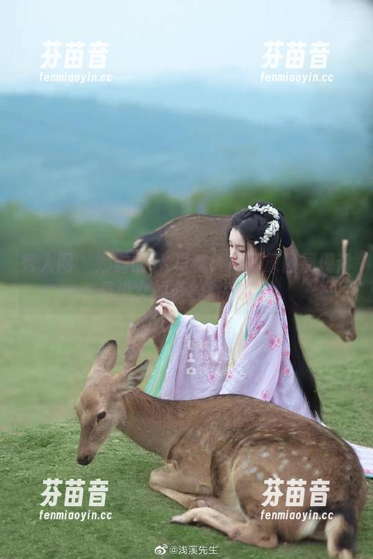 秀人网 - 娜露的JK写真：高清原图展现青春少女的多种魅力.txt