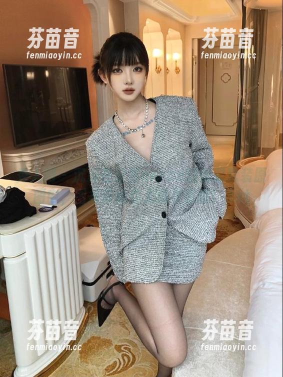 秀人网 - 沉浸在安然anran的优雅套装原图中，图集带给你无限灵感哦！.txt