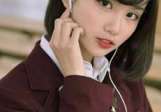 秀人网 – 容容容Alice倾情奉献JK写真图集，来吧，跟她一起散发青春气息！.txt