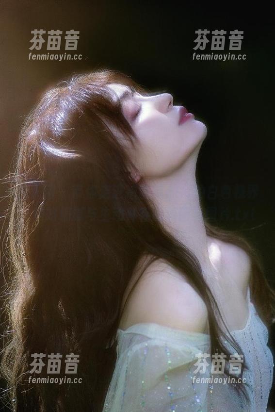 秀人网 - 带你走进拍黄瓜girl的白色视界，领略细腻与生动并存的原图与图片.txt