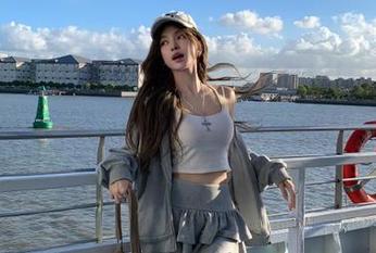 秀人网 – 从书本到镜头，月夕Lily的定制图集教室之旅，搞笑与美丽一网打尽！.txt