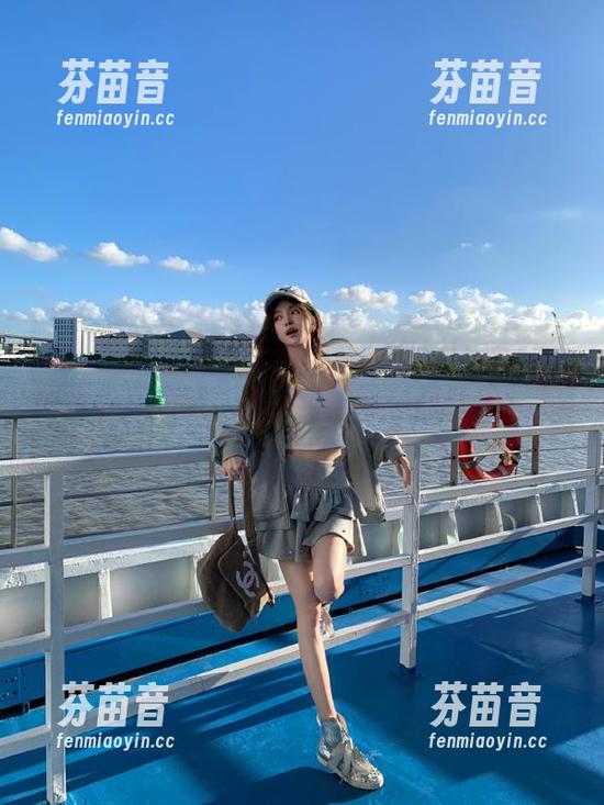 秀人网 - 从书本到镜头，月夕Lily的定制图集教室之旅，搞笑与美丽一网打尽！.txt