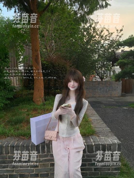 秀人网 - 来看看沐沐baby的浴缸套图，分享那份浸润心灵的宁静时光。.txt