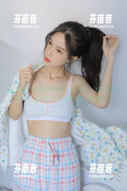 秀人网 - 温心怡旗袍写真展示：绝美图库资源，重温经典之美的又一篇章.txt