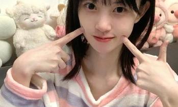 秀人网 – 糯美子Mini裸足系列写真套图更新，带你领略不一样的魅力之旅.txt