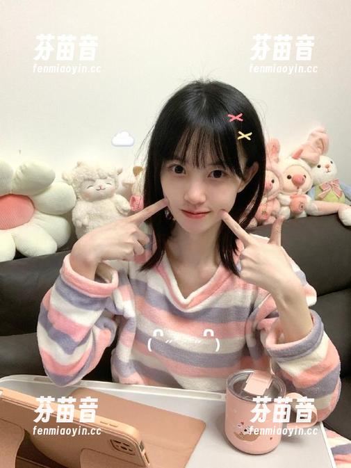 秀人网 - 糯美子Mini裸足系列写真套图更新，带你领略不一样的魅力之旅.txt