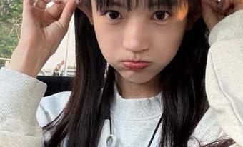 秀人网 – 绯月樱-Chery的白衬衫写真作品：原图中的每一瞬间都述说着不一样的故事.txt