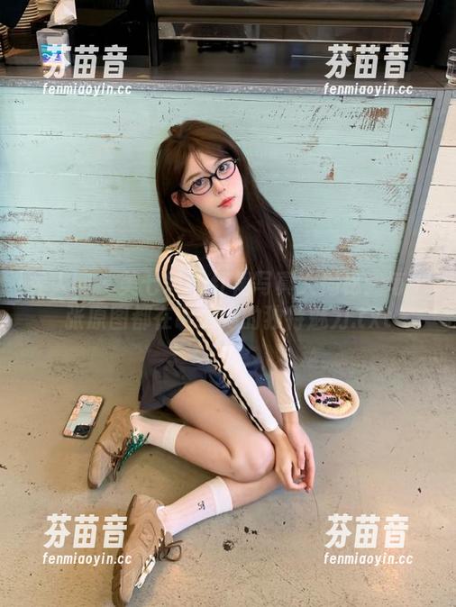 秀人网 - 美七Mia红裙写真大揭秘：每一张原图都在诉说她的独特魅力.txt