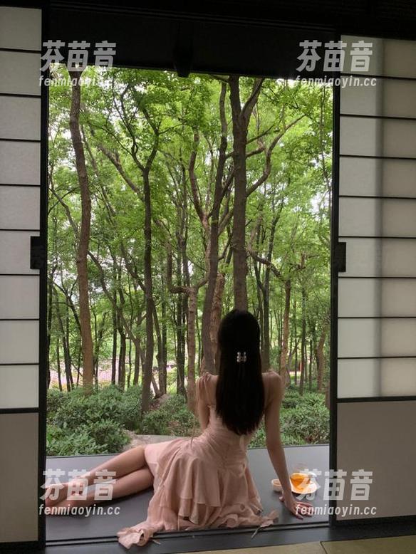 秀人网 - 夏季必看！美七短裤写真集更新，带你走进清新时尚世界.txt