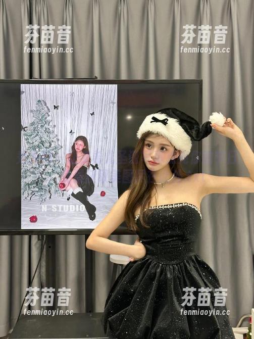 秀人网 - 让艾希儿圣诞写真点亮你的节日，免费获取美图尽在此处.txt