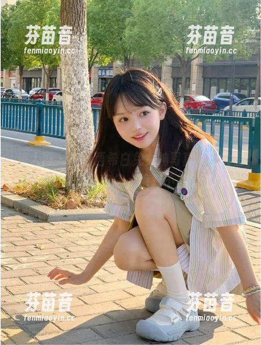 秀人网 - 最新西希白兔女神写真，图片呈现她的优雅与自信，绝对不容错过.txt