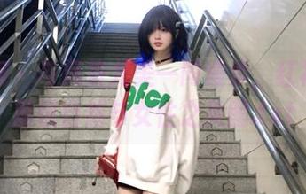 秀人网 – 与风景尤美一同漫步，红裙写真展现自然与女性之美图.txt