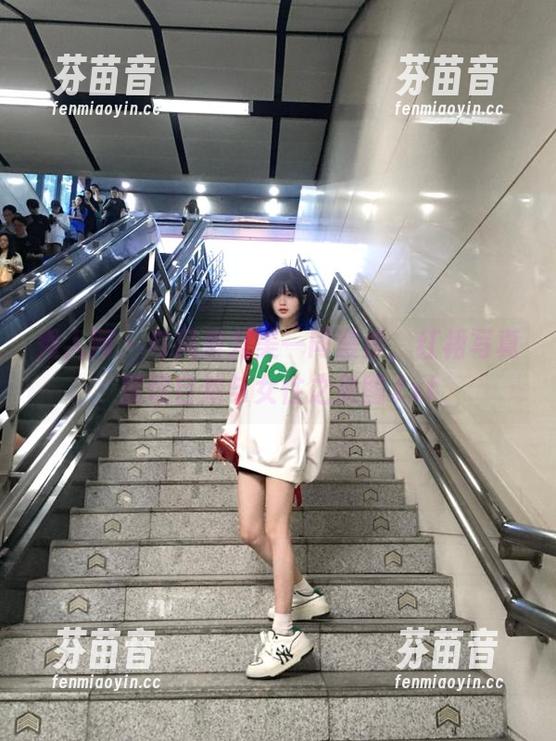秀人网 - 与风景尤美一同漫步，红裙写真展现自然与女性之美图.txt