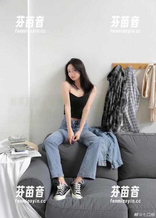 稚乖画册 - 夜夜独特私拍作品分享：逛街13d黑丝引领潮流新风向.txt