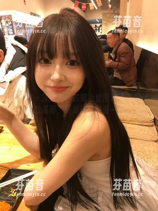微密圈 - 探索童小芯黑色套图精选：黑暗中闪耀的美丽，绝对让你眼前一亮！.txt