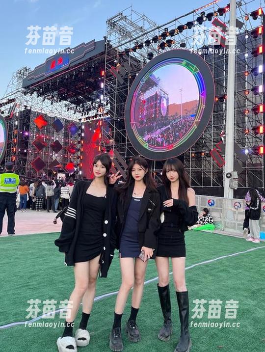 紧急企划 - 一只喵喵梓的白裙写真集：高清细节呈现无与伦比的魅力，静候你的发现.txt