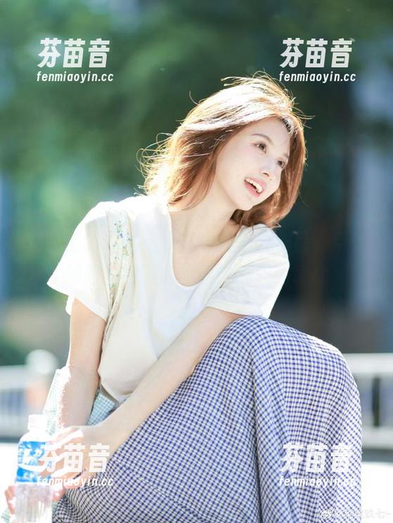 紧急企划 - 精选小恩学姐写真作品，带你领略她独特的青春时尚风格.txt