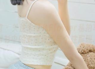 美媛馆 – 关注朱可儿Flower私拍写真：白衬衫中的多重风情与个性展现.txt