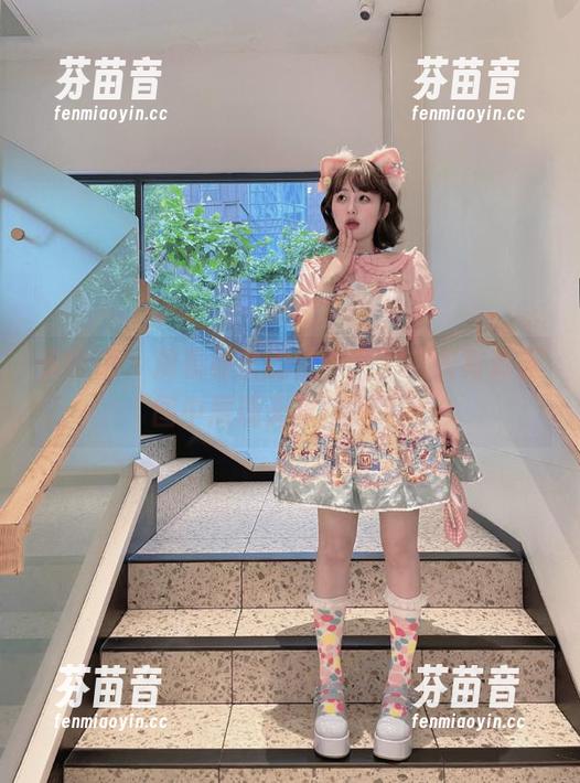 美媛馆 - 观看最美的糯美子，毛衣写真原图中展现无限优雅.txt