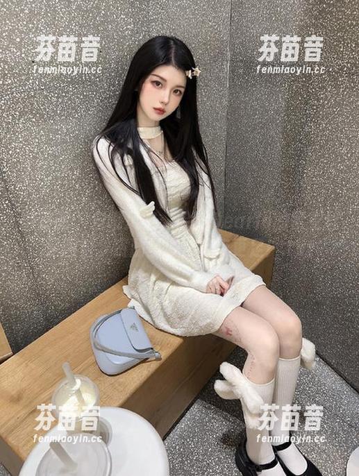 微密圈 - 自嘲风格：脸红Dearie的紫衣丝足图包，资源虽多，笑点更足！.txt