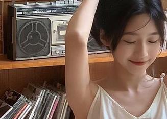 微密圈 – 珍藏私拍合集，脸红Dearie在黑色大洞连衣裙中的性感魅力大揭秘.txt