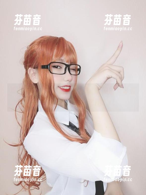 跟随芋圆侑子的脚步，欣赏她的闪灵泳装合集与恰到好处的套图.txt