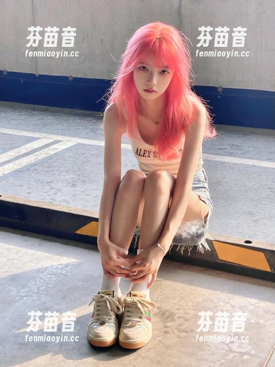 花漾show - 许诺Sabrina写真图包：运动中的俏皮瞬间，搞笑与美丽并存的绝妙组合！.txt