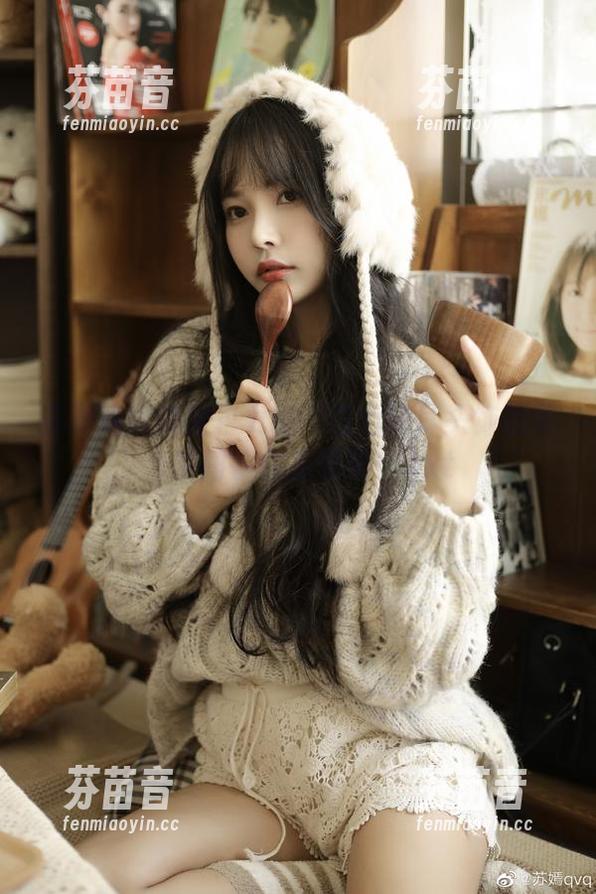 苏嫣嫣阿姨图包更新：白色猫耳头饰的可爱瞬间等你来领略！.txt