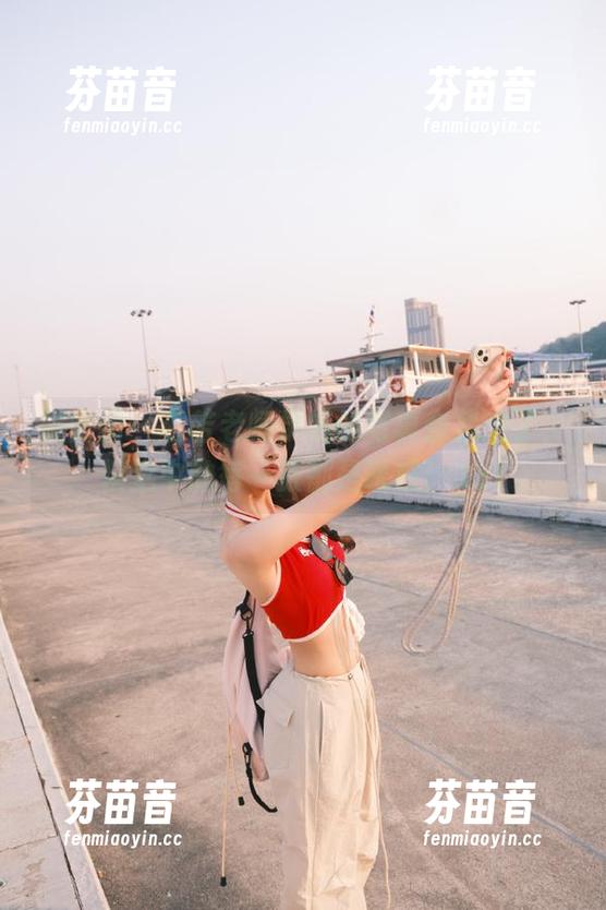 微密圈 - 若若老师学姐的写真合集来了，精选中的每一张都是诱惑！.txt