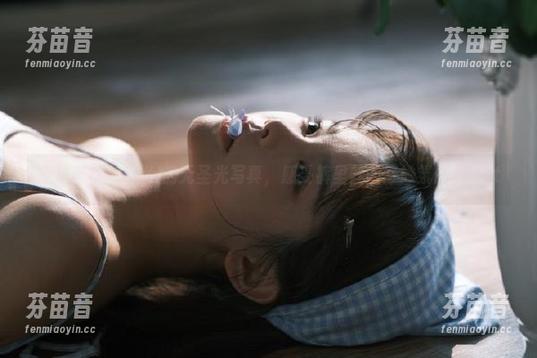 走进蓝小沂KiKi的无圣光写真，感受裤里丝的奇妙氛围！.txt