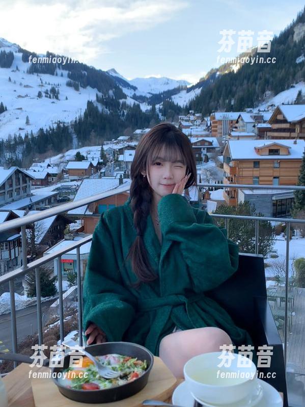 蜜桃社 - 浴室中的Rola：原图诠释她的风格与个性，每一帧都是视觉享受.txt