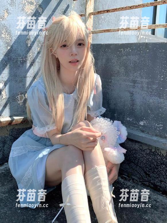 蜜桃社 - 李颖诗连衣裙写真套图大赏：每一帧都是青春的见证.txt