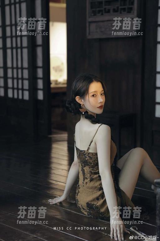 蜜桃社 - 感受“萌美Moemi”浴室的清新气息，独特写真套图让你领略不一样的美丽瞬间.txt