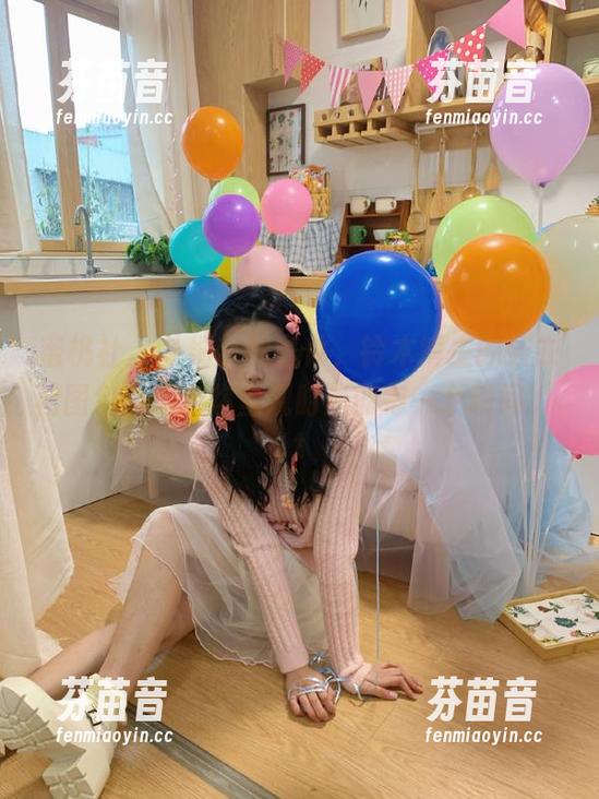 蜜桃社 - 从细节到整体，铃木博主的连衣裙图包合集为你呈现时尚的每一个瞬间.txt