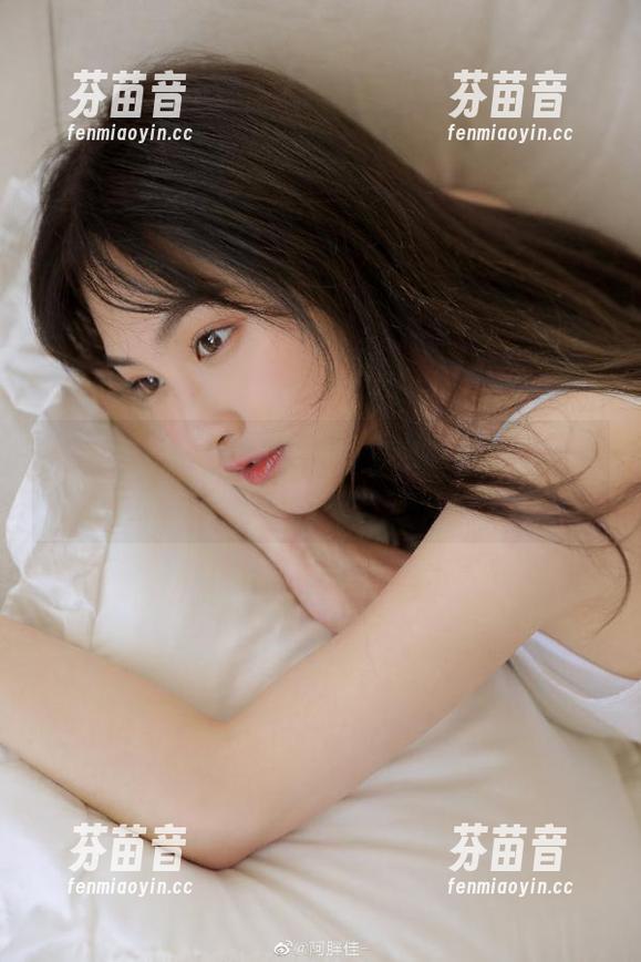袜啵啵 - 泡芙私拍：礼服虽美，我的人生百态才是最精彩的作品！.txt
