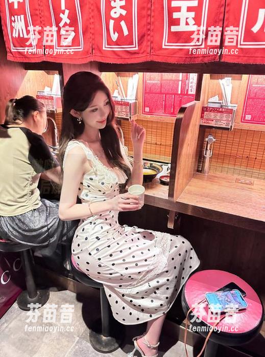 袜啵啵 - 精选瑶瑶内衣图集：揭示优雅背后那份妩媚与自信的美丽旅程.txt
