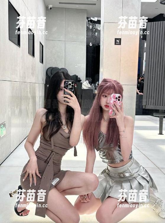 袜啵啵 - 细看雪糕的旗袍写真，超长花絮版套图传递无限魅力.txt