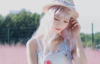 在西瓜少女的私房美图中，邂逅神秘的蓝白女仆梦幻时刻！.txt