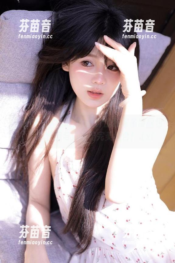 语画界 - 下载Miko酱吖的独家吊带图包，尽享性感与清新的完美结合！.txt