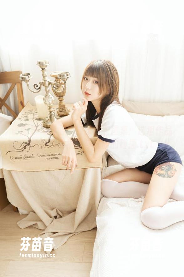 语画界 - 李丽莎独家皮衣图集：这组作品让你感受摇滚与优雅的碰撞.txt