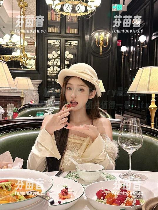 语画界 - 解锁绯月樱_Cherry最新更新，裤里丝写真中的迷人图片值得一看！.txt