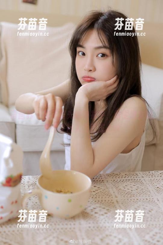 语画界 - 在无圣光的映衬中，雅雯修女的美图诠释人生百态.txt