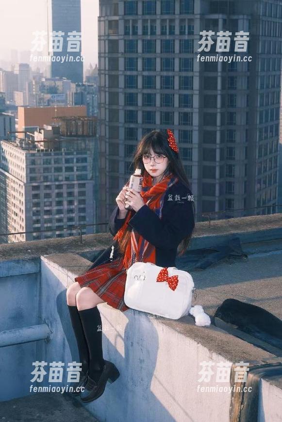 高颜值博主贝贝琪Becky的吊带裙高清图集，尽情展现她的青春活力与无限魅力.txt