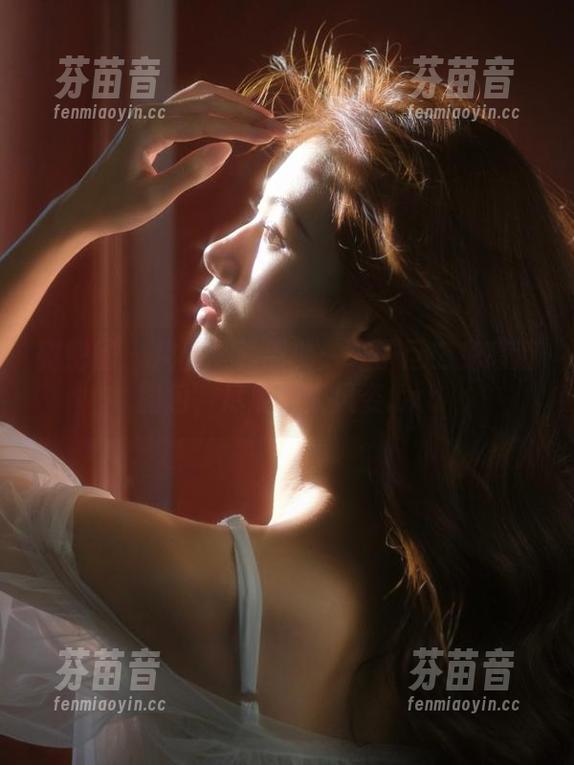 微密圈 - 灰丝写真盛典：轩子巨二兔高清图包，尽展迷人风姿.txt